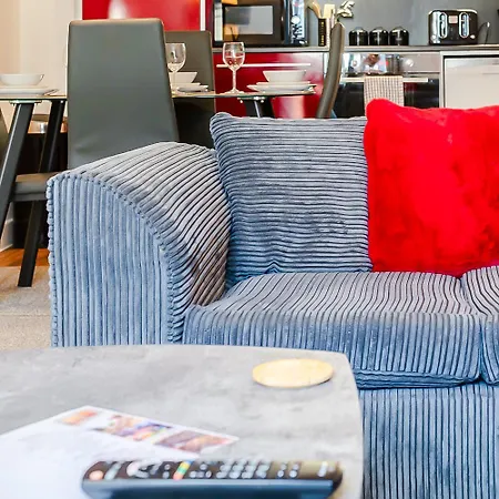 Stylish 2Br Flat - Free Parking - Fast Wi-Fi *