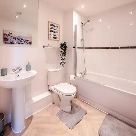 Апартаменти Stylish 2Br Flat - Free Parking - Fast Wi-Fi - Smart Tv *