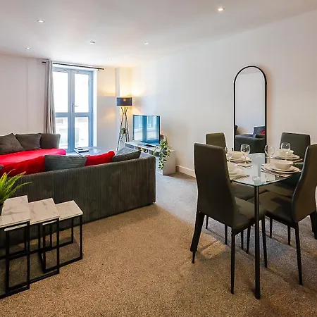 Апартаменти Stylish 2Br Flat - Free Parking - Fast Wi-Fi - Smart Tv