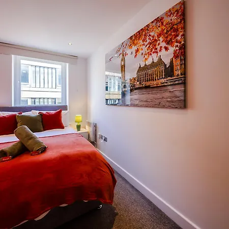 Stylish 2Br Flat - Free Parking - Fast Wi-Fi