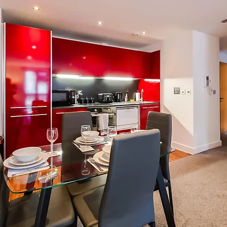 Apartment Central 2Br Flat - Free Parking - Fast Wi-Fi - Smart Tv *