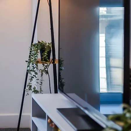 Apartment Central 2Br Flat - Free Parking - Fast Wi-Fi - Smart Tv *