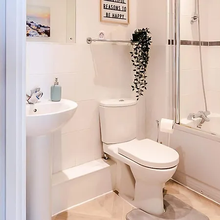 Apartment Central 2Br Flat - Free Parking - Fast Wi-Fi - Smart Tv *