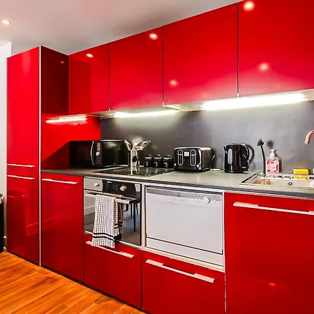 Apartment Central 2Br Flat - Free Parking - Fast Wi-Fi - Smart Tv